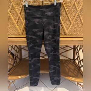 Athleta Ultimate camo 7/8 leggings sz small. Pockets